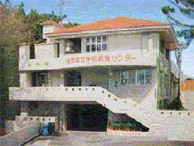 オレンジ色の屋根と白い色の外壁の学校給食センターの写真