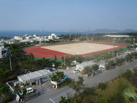 陸上グラウンドと体育館を併設する金武町陸上競技場の写真