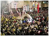 大勢の祭り客やのぼりの中大綱が引かれている「ガーエ」の様子の写真